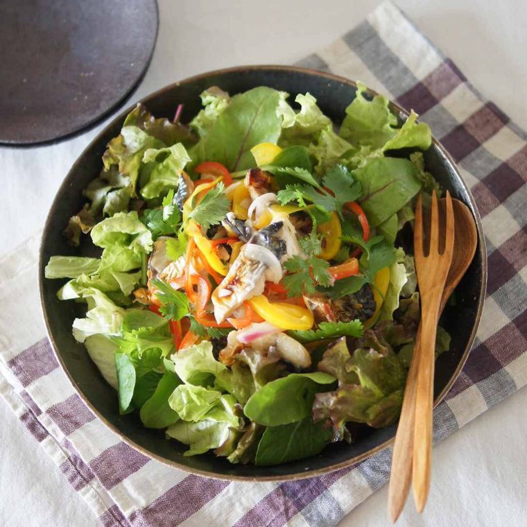 器に盛り付けたカラフル野菜のサラダ