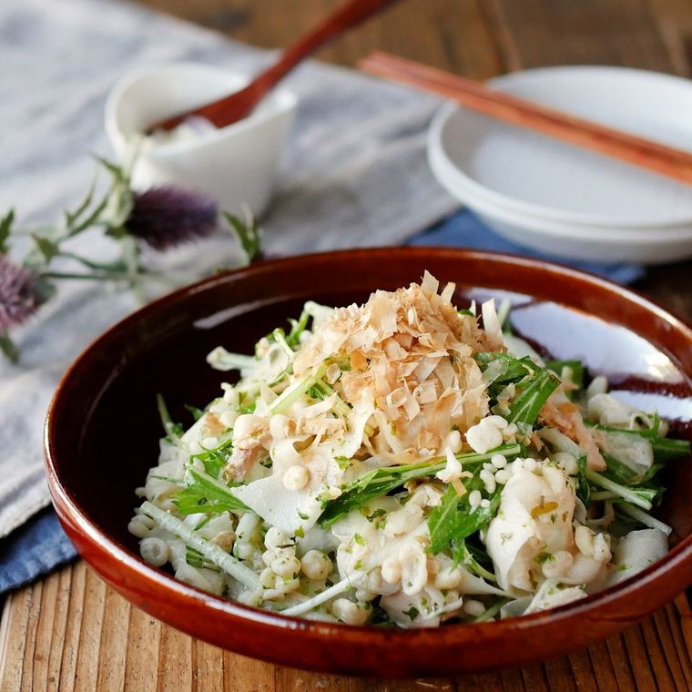 茶色の器に盛りつけられたピーラー大根の悪魔風サラダ