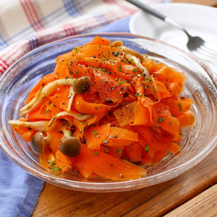 ガラスの容器にもられたにんじんとしめじのサラダ