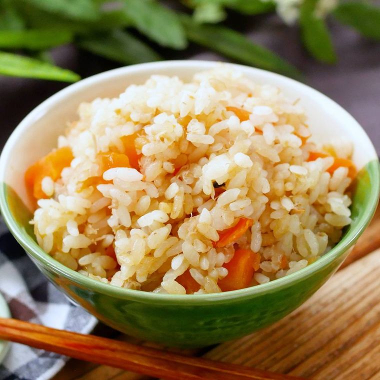 茶碗に盛られたにんじんとツナ缶の炊き込みごはん