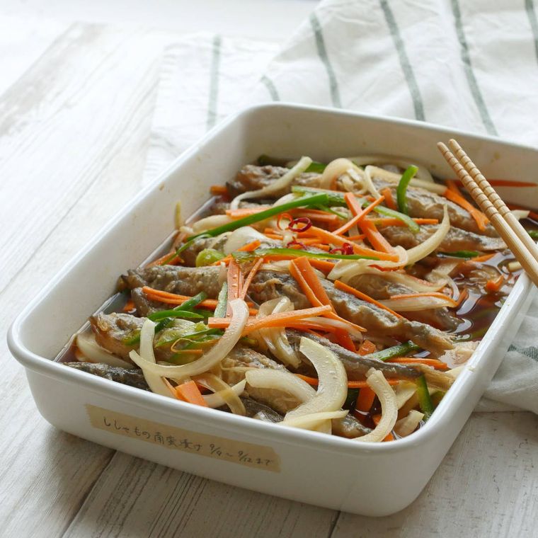 バットに入ったししゃもの南蛮漬け