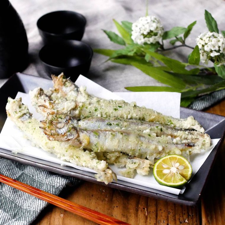 皿に盛られたししゃもの天ぷら