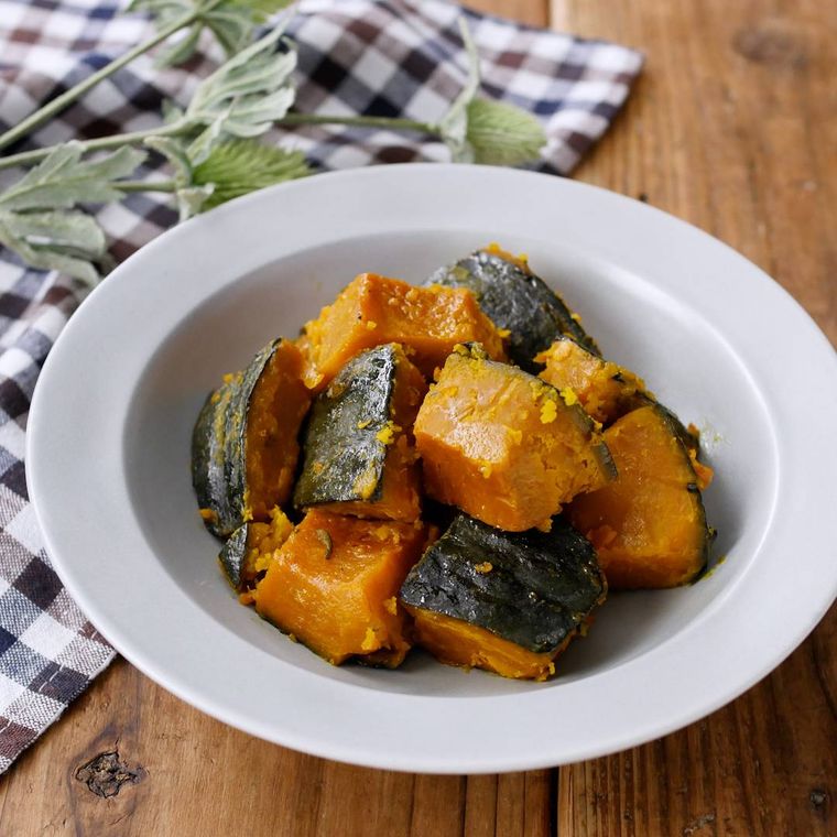 白い丸皿に盛り付けたかぼちゃの煮物