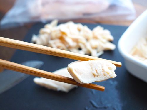 カットした鶏ささみを箸上げしている様子