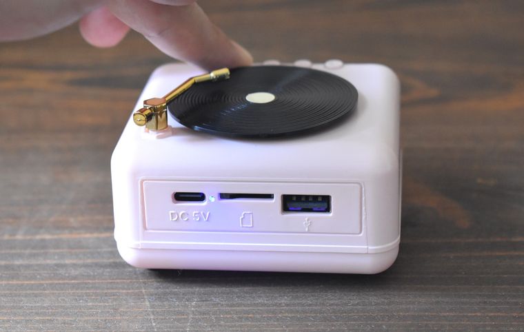 レトロスピーカー本体裏面のライトが点灯しているところ