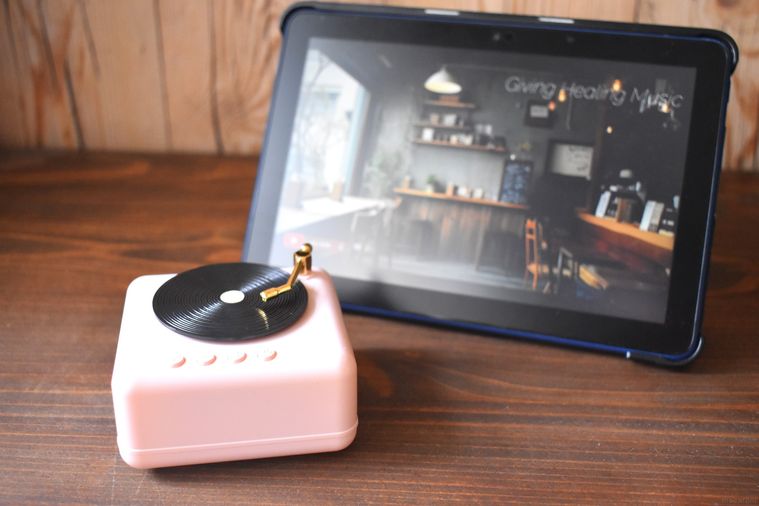 レトロスピーカーでタブレットの音楽を再生しているところ