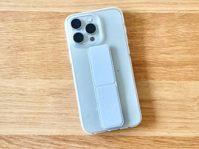 キャンドゥマグネットスマホホルダーを装着したスマートフォン