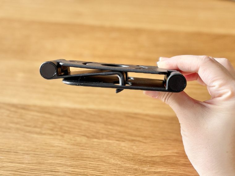 折りたたみスマートフォンスタンドを横から