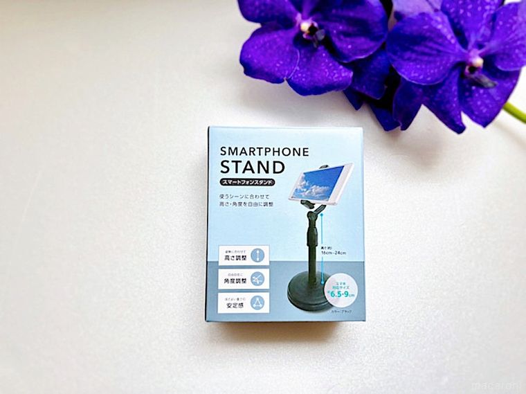 キャンドゥのスマートフォンスタンドのパッケージと紫色の花