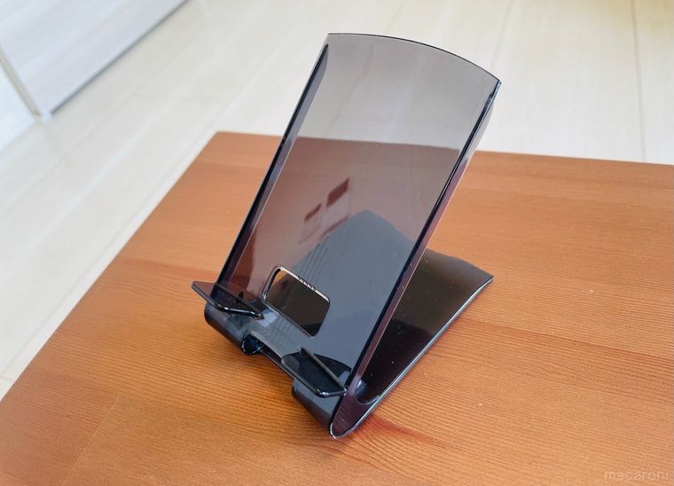 テーブルに置かれた黒スケルトンのスマホスタンド