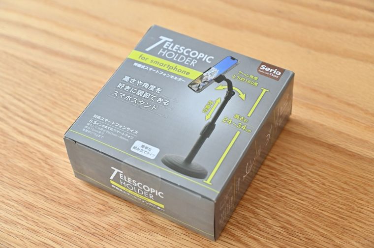 セリアにある伸縮式スマートフォンホルダーのパッケージ