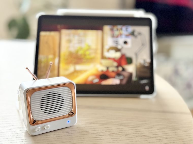 ダイソーレトロスピーカーミニで音楽を聴いている様子