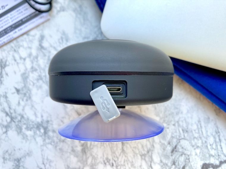 キャンドゥのBluetoothワイヤレススピーカーの充電端子口とカバー
