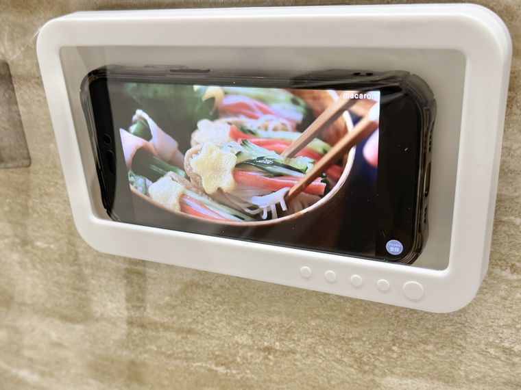 お風呂場に設置した防滴スマホホルダー