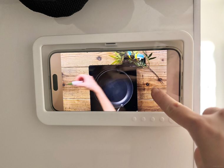 防滴スマホホルダーに入れたスマホを操作している様子