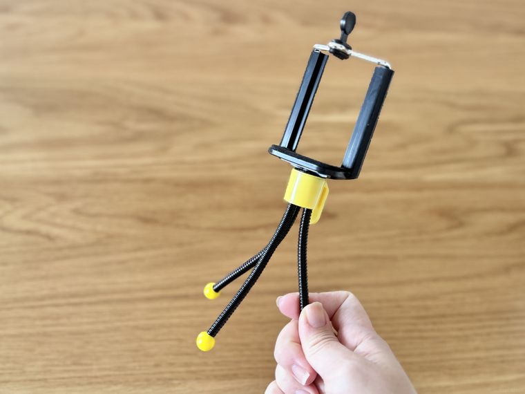 スマホ三脚スタンドを持っている様子