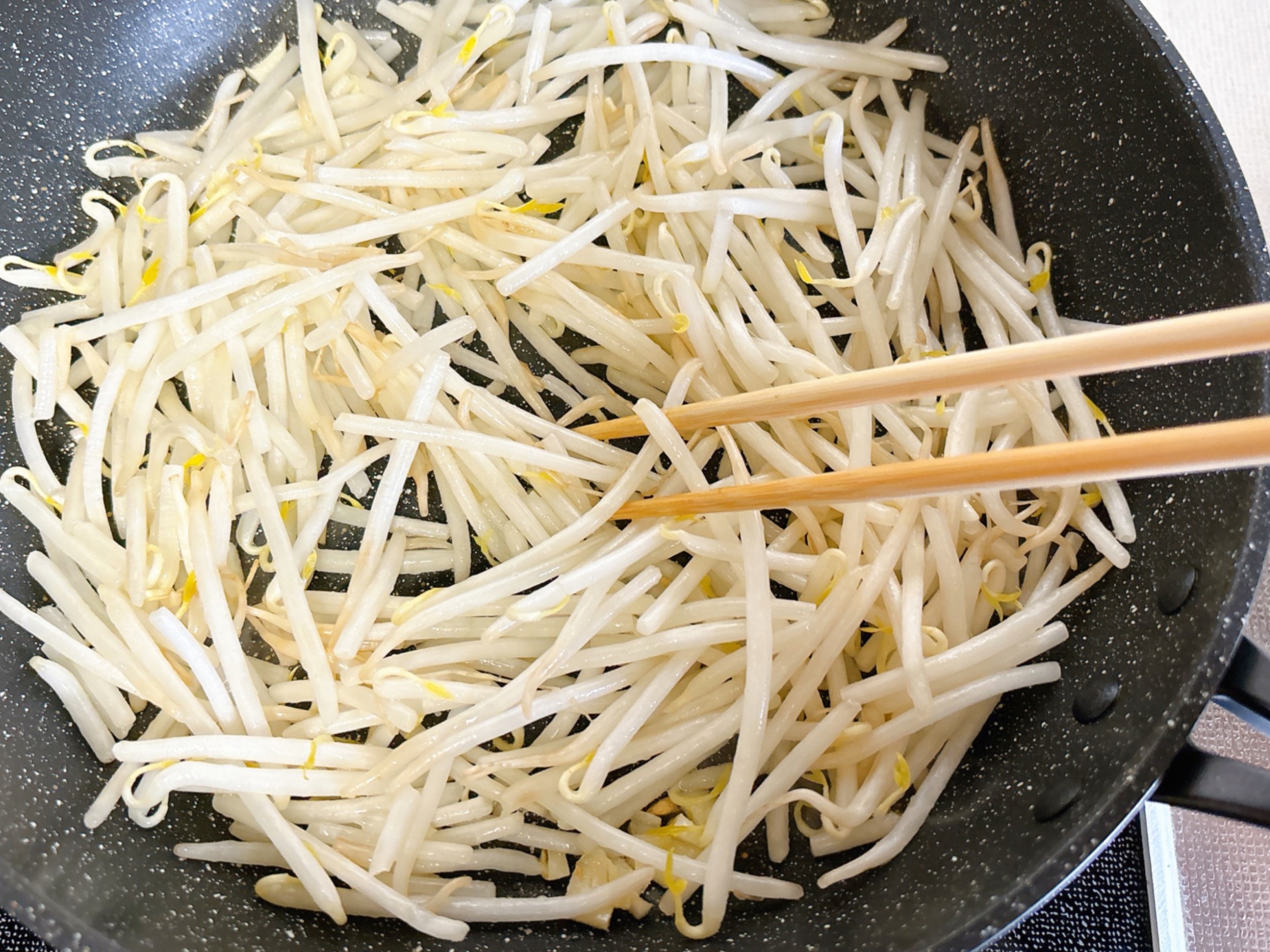 ポイントは炒める前！もやしをべちゃっとさせない炒め方 - macaroni