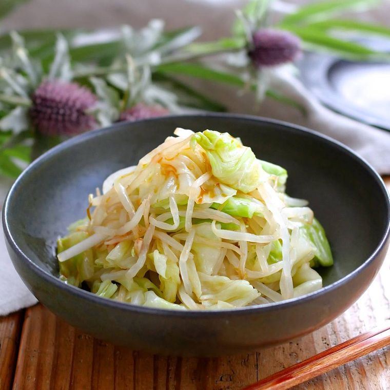 黒い皿に盛られたもやしとキャベツのポン酢ナムル