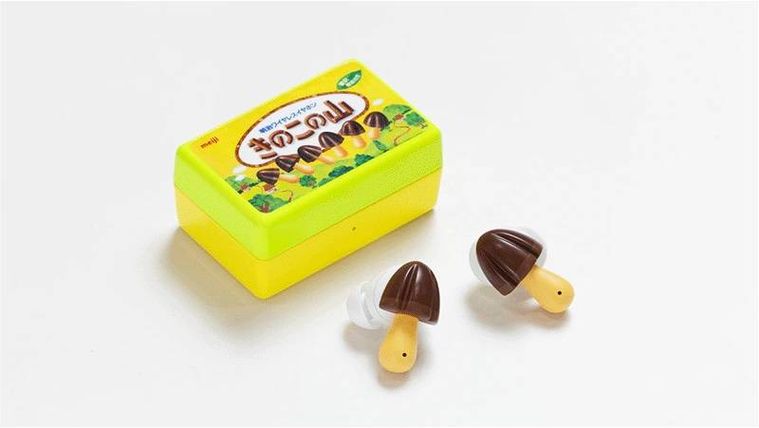 きのこの山ワイヤレスイヤホンが置かれている