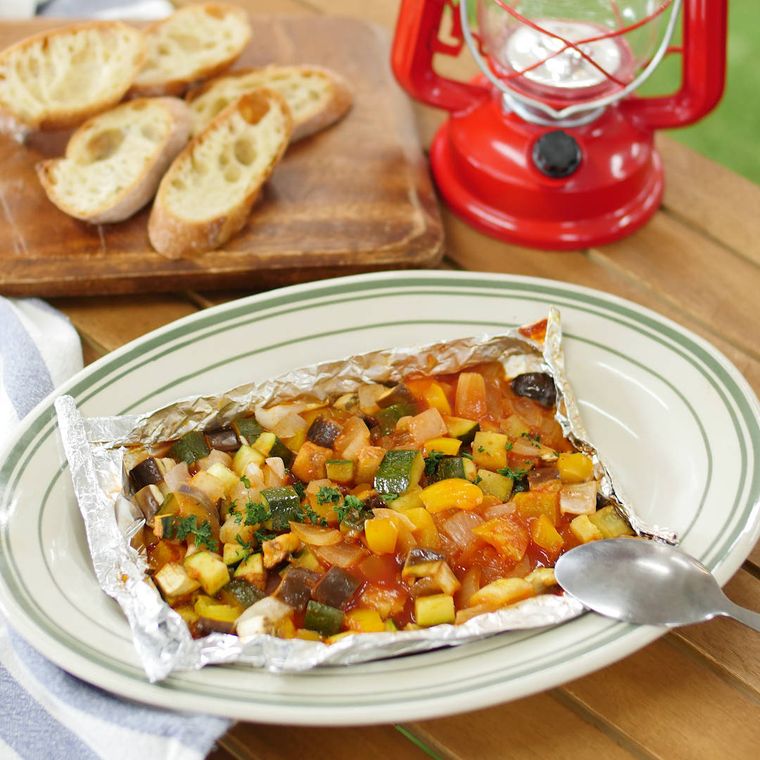 楕円形の皿に盛り付けたホイル焼きラタトゥイユ