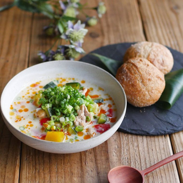 白い器に盛り付けたピリ辛豆乳スープ