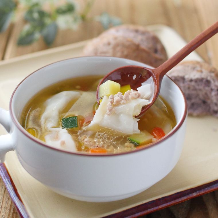 スープカップに盛り付けたワンタンスープ