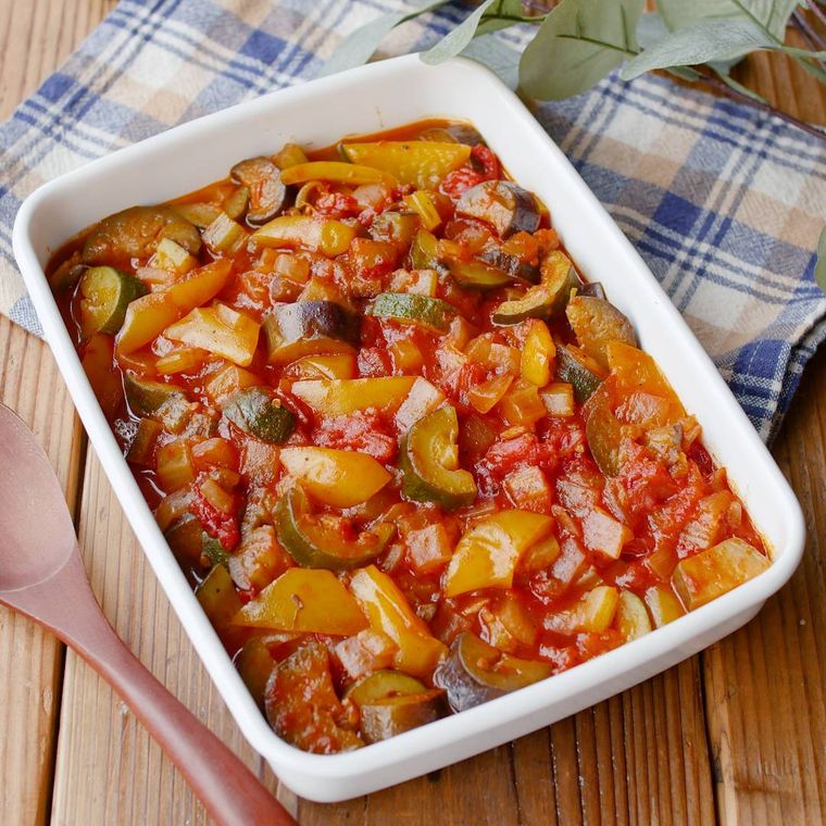 白いバットに入った圧力鍋で作るラタトゥイユ