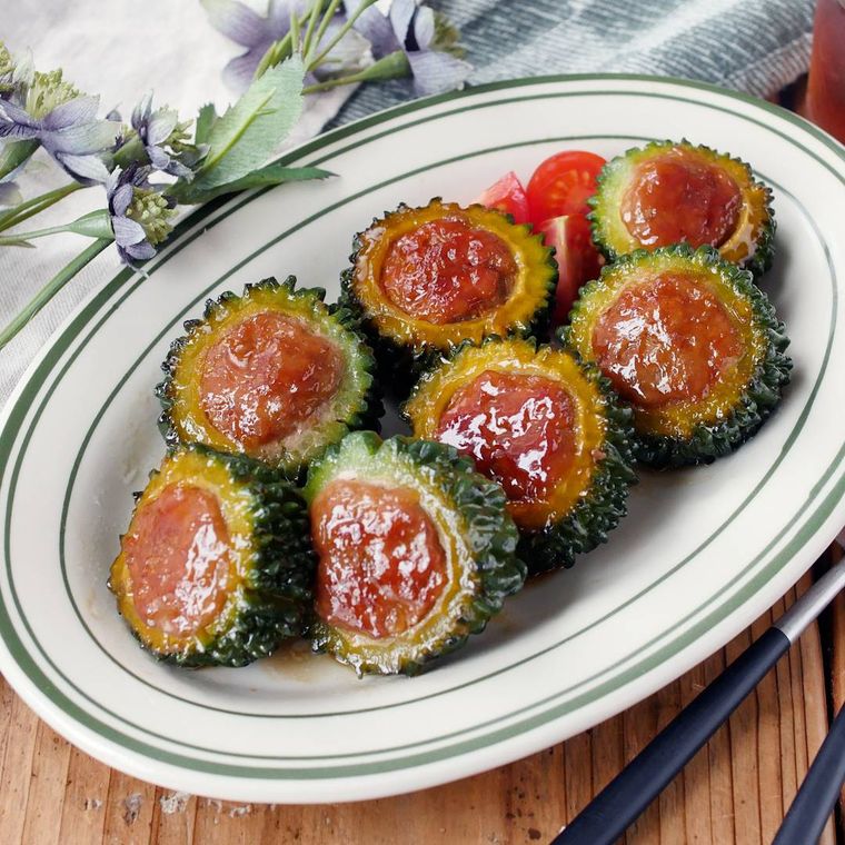 オーバルの器にゴーヤの肉詰めが入っている