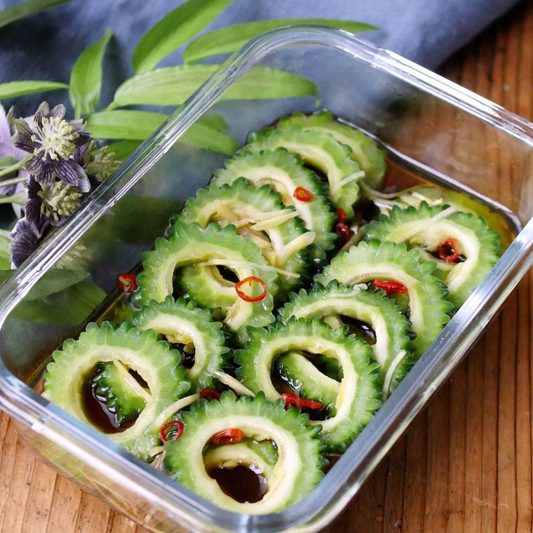 ガラス製の器に盛られたゴーヤの浅漬け