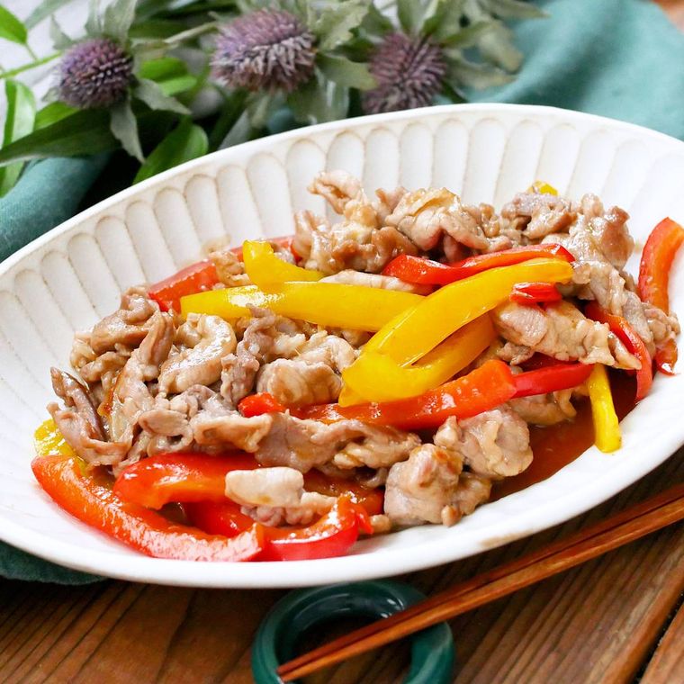 白い楕円皿に入った豚肉とパプリカのオイスター炒め