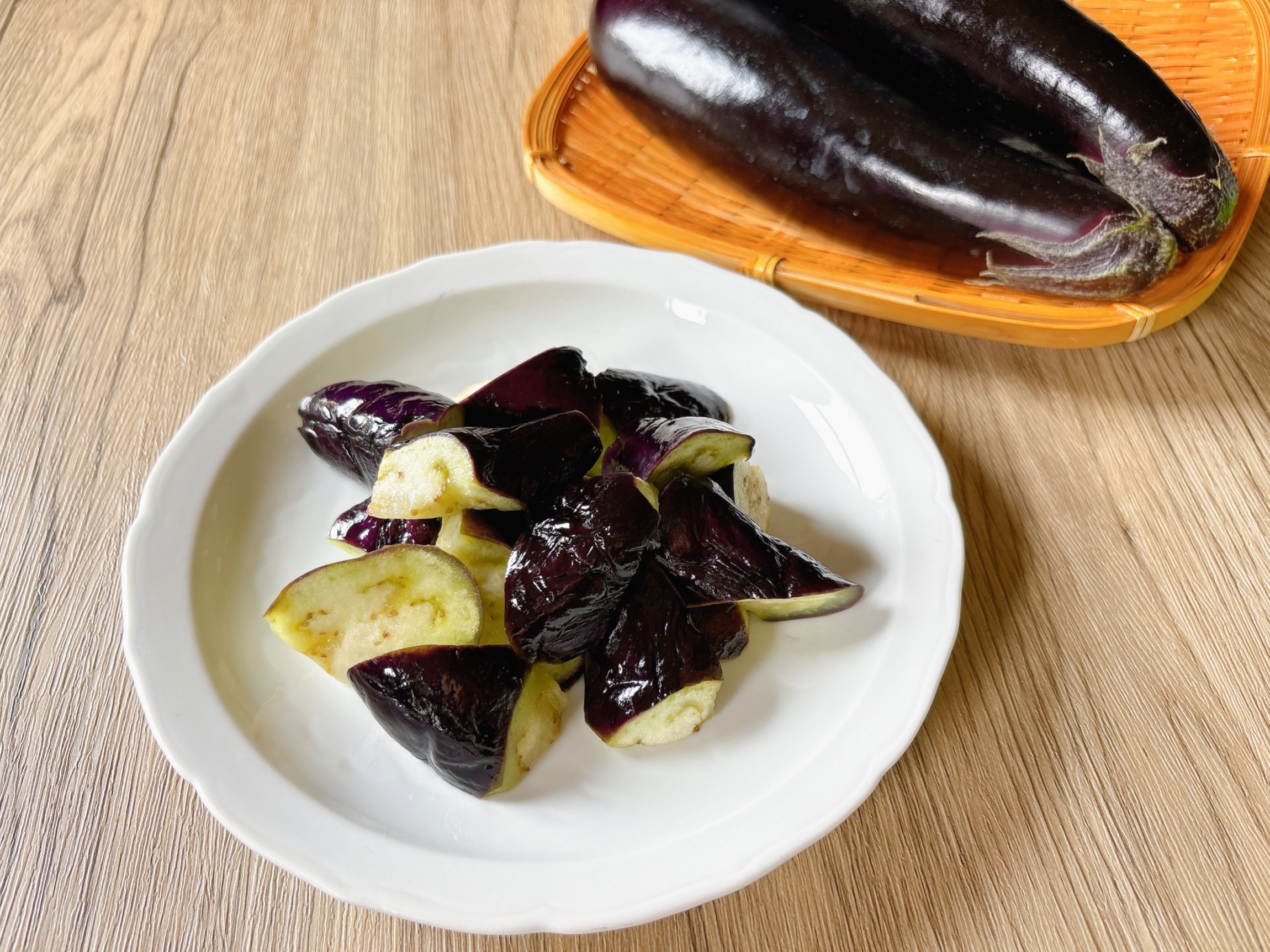 時短でとろとろ！電子レンジでなすの下ごしらえをする方法【野菜