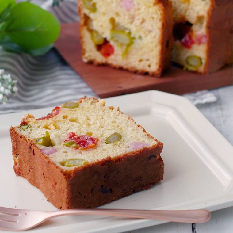 白い皿にのったケークサレ