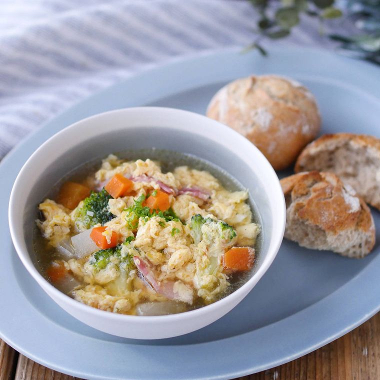 白い器に入った食べるスープ