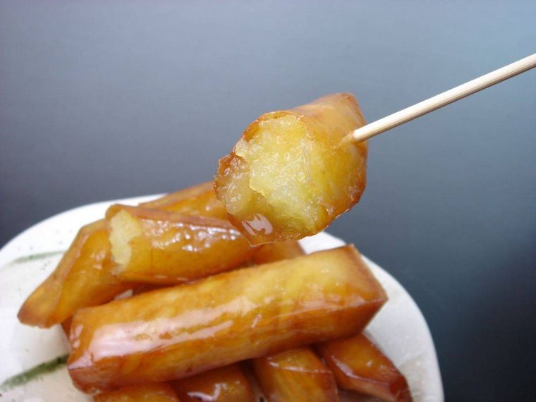 白いお皿に盛られた嶋屋名物あべのポテト