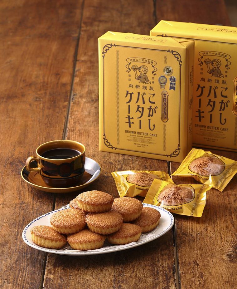 丸い形のこがしバターケーキが載ったお皿とパッケージ