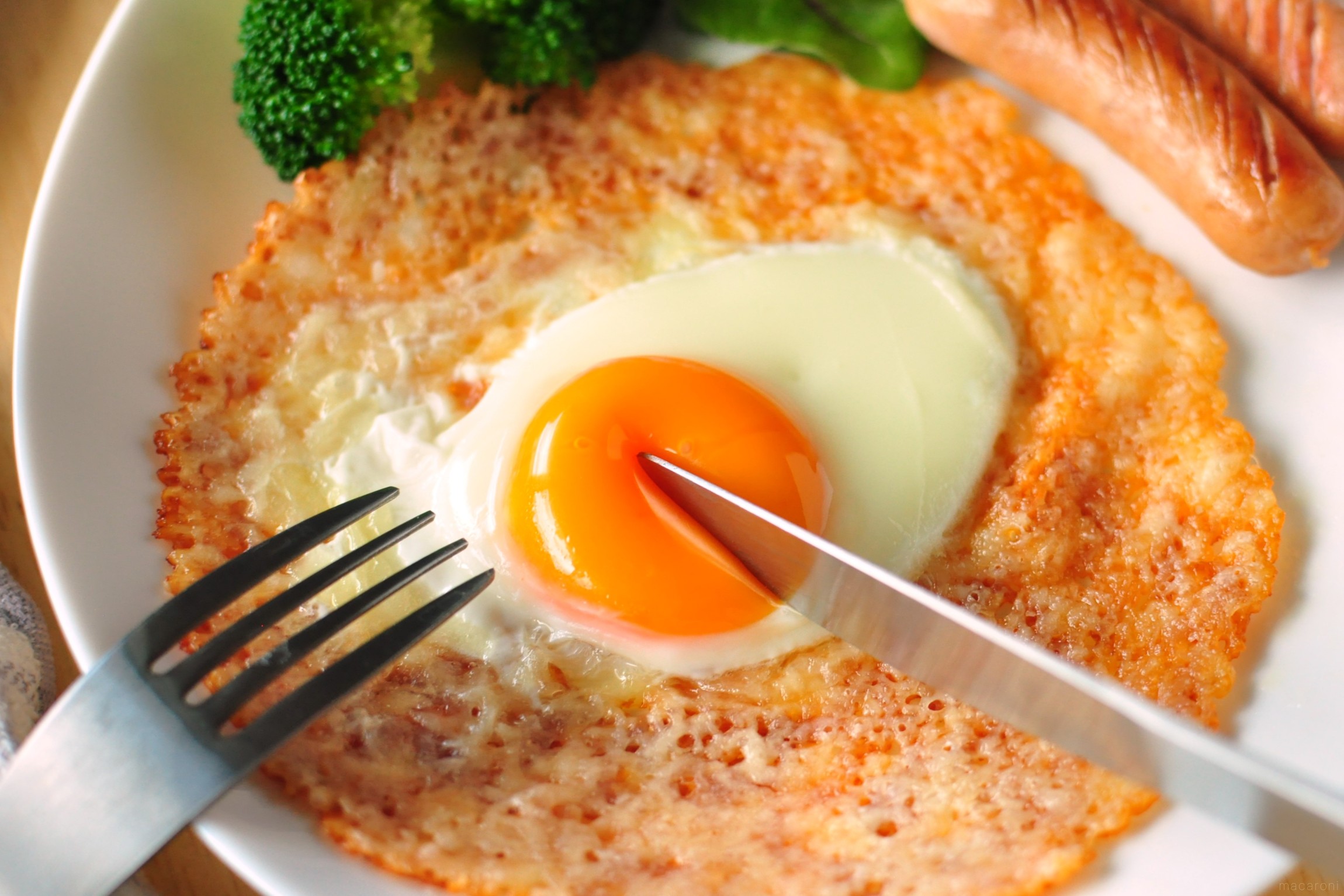 羽根つきでカリカリ！簡単「チーズ目玉焼き」の作り方 - macaroni