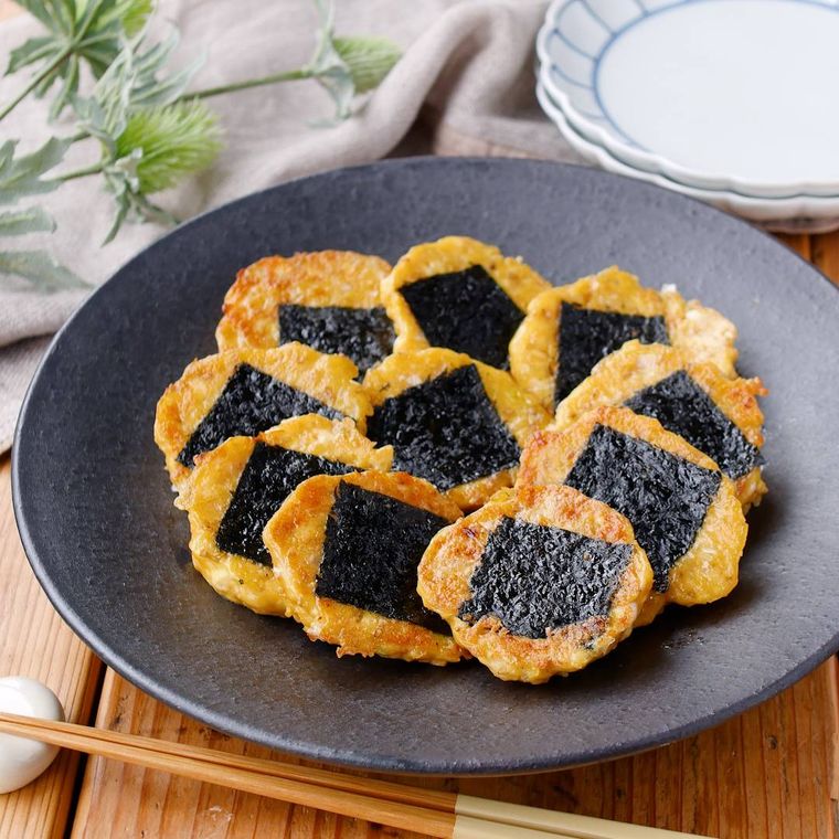 黒い皿に入った豆腐の磯辺焼き