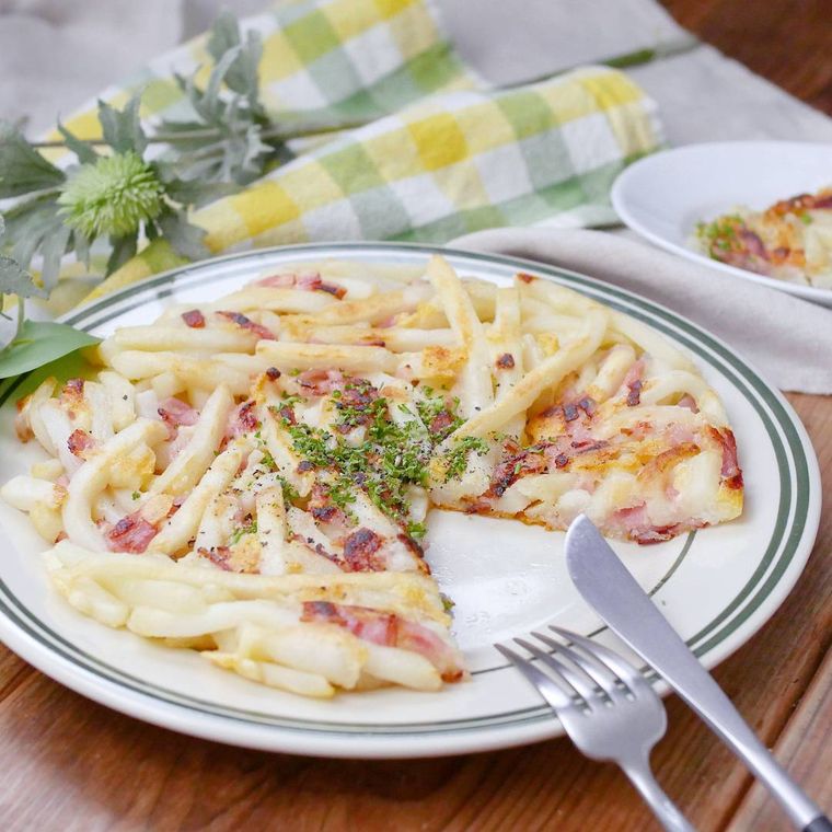 丸い器に冷凍ポテトとベーコンのガレットが乗っている