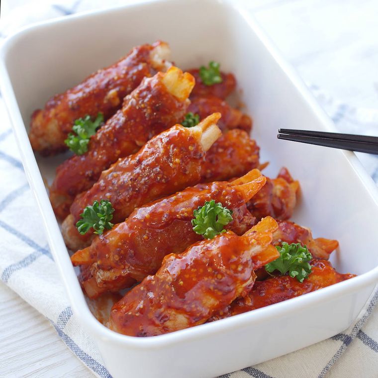 白い四角い容器に冷凍ポテトの肉巻きが入っている