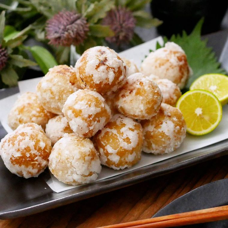 四角く細長い器に冷凍里芋の唐揚げが乗っている