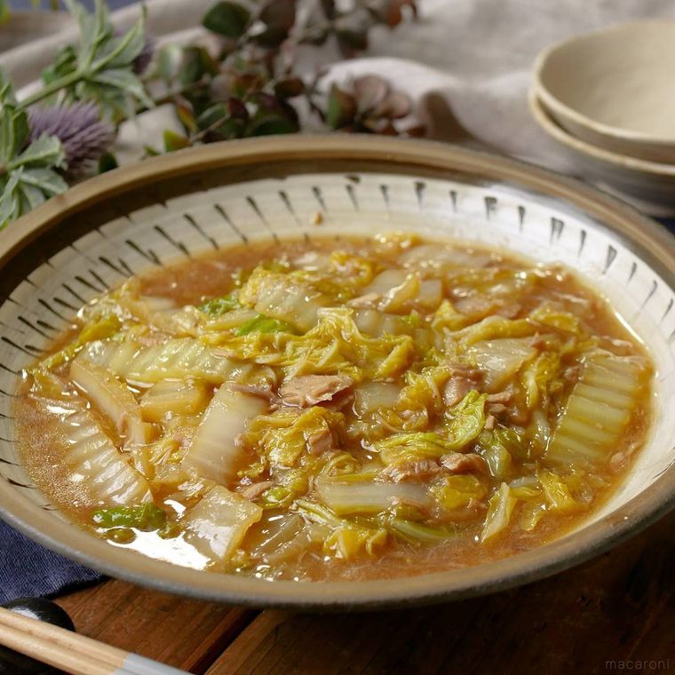 茶色の皿に盛られた白菜とツナのとろとろ煮
