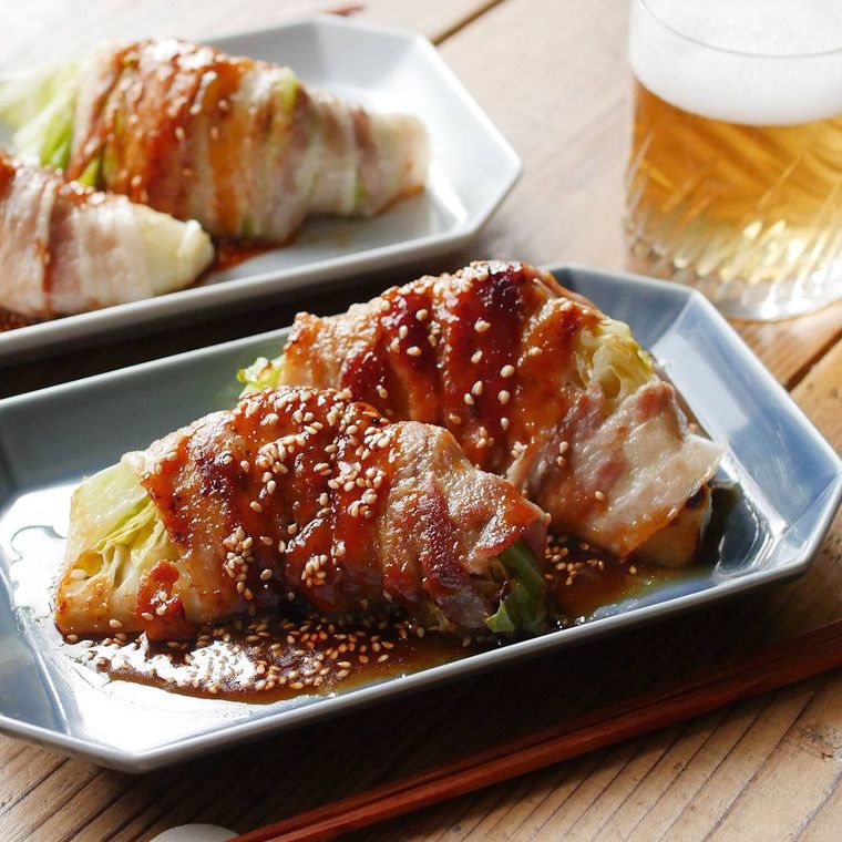 青色の四角の皿に盛られた肉巻きキャベツのピリ辛だれ