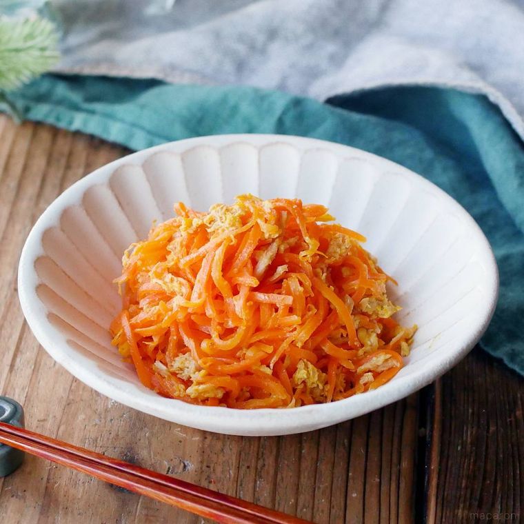 白色の丸皿に盛られたにんじんしりしり