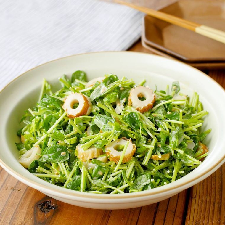 白色の皿に盛られた豆苗とちくわのマヨネーズサラダ