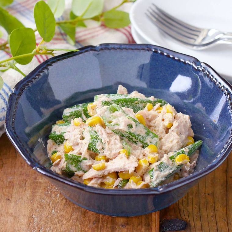 オクラとコーンのツナマヨサラダが青い器に盛り付けられているところ