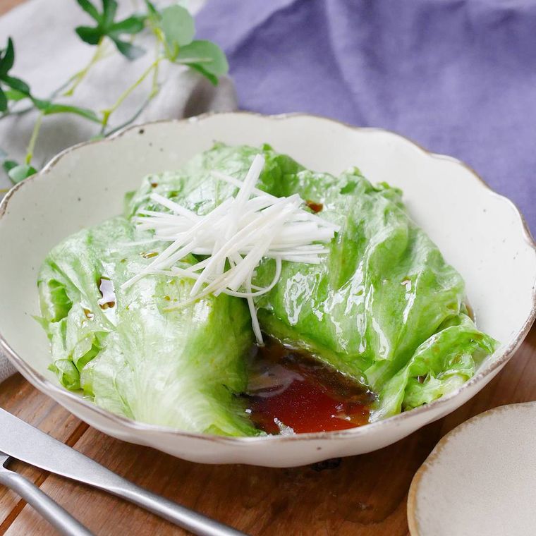 丸ごとレタスのレンジ蒸しが白い皿に盛り付けられているところ