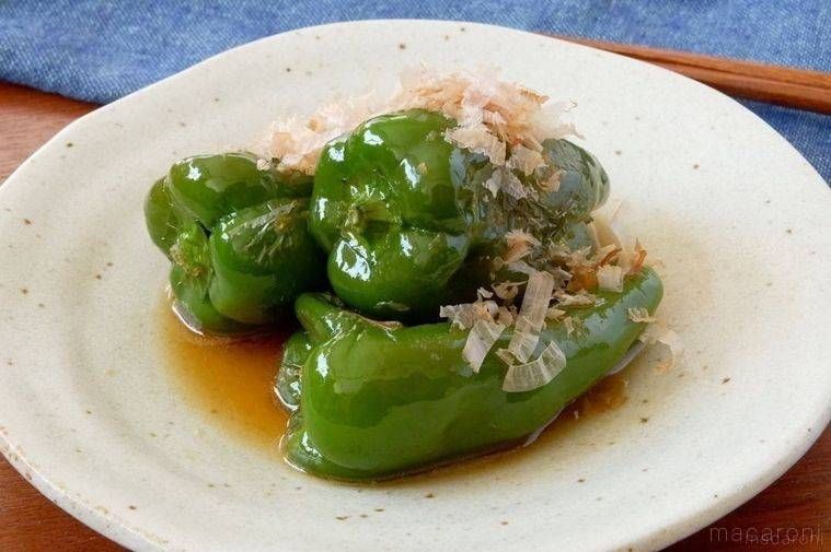 白色の皿に盛られた丸ごとピーマンの焼きびたし