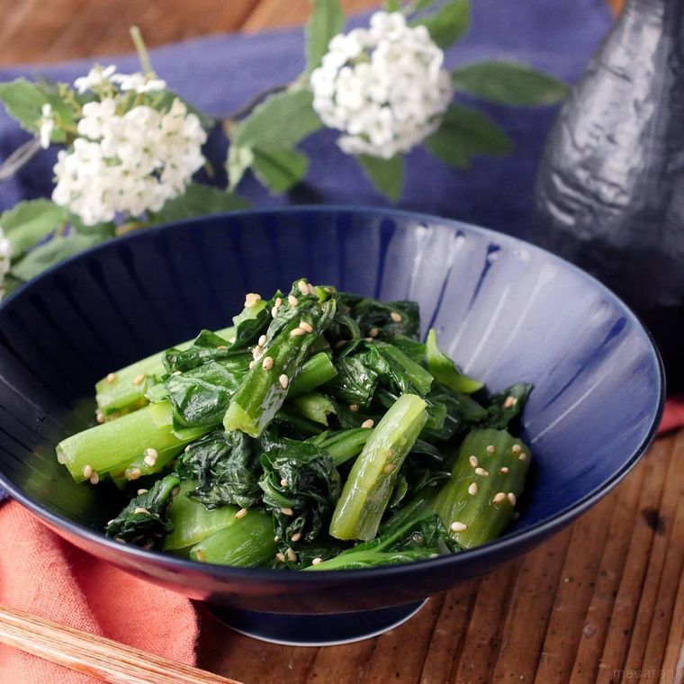 紺色の深皿に盛られた小松菜のナムル