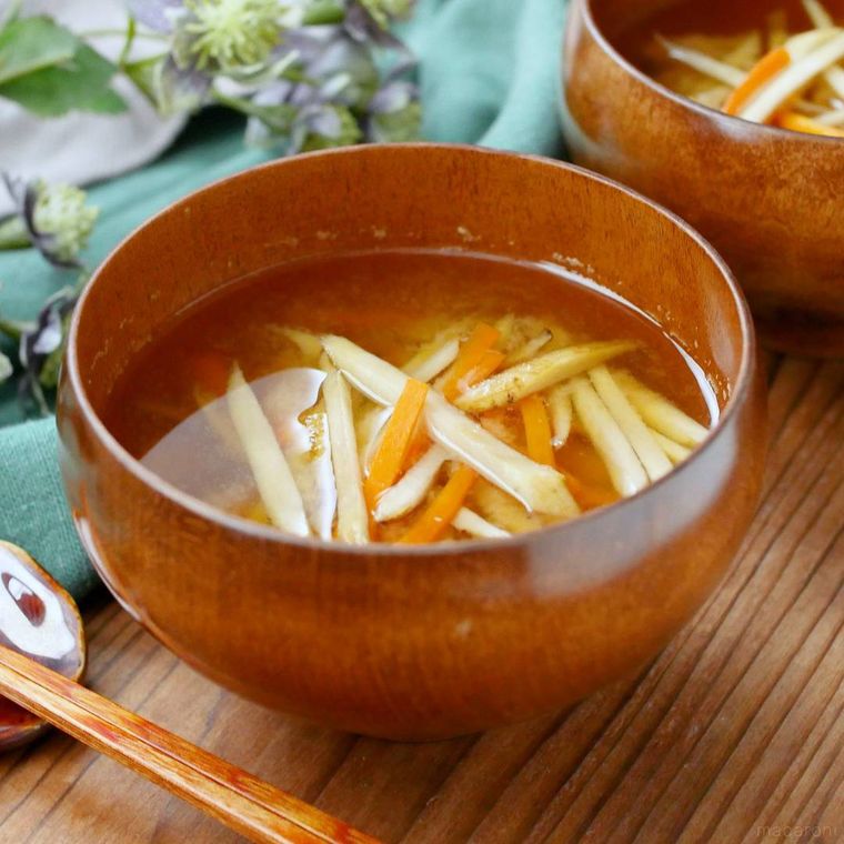 茶色の椀に盛られたごぼうとにんじんのみそ汁