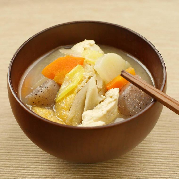 茶色の椀に盛られたゴロゴロ具材のけんちん汁